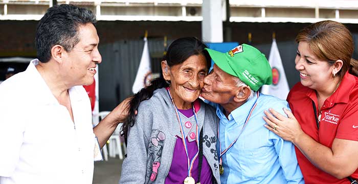 older couple kissing in Peru, being so happy to have a hearing aid